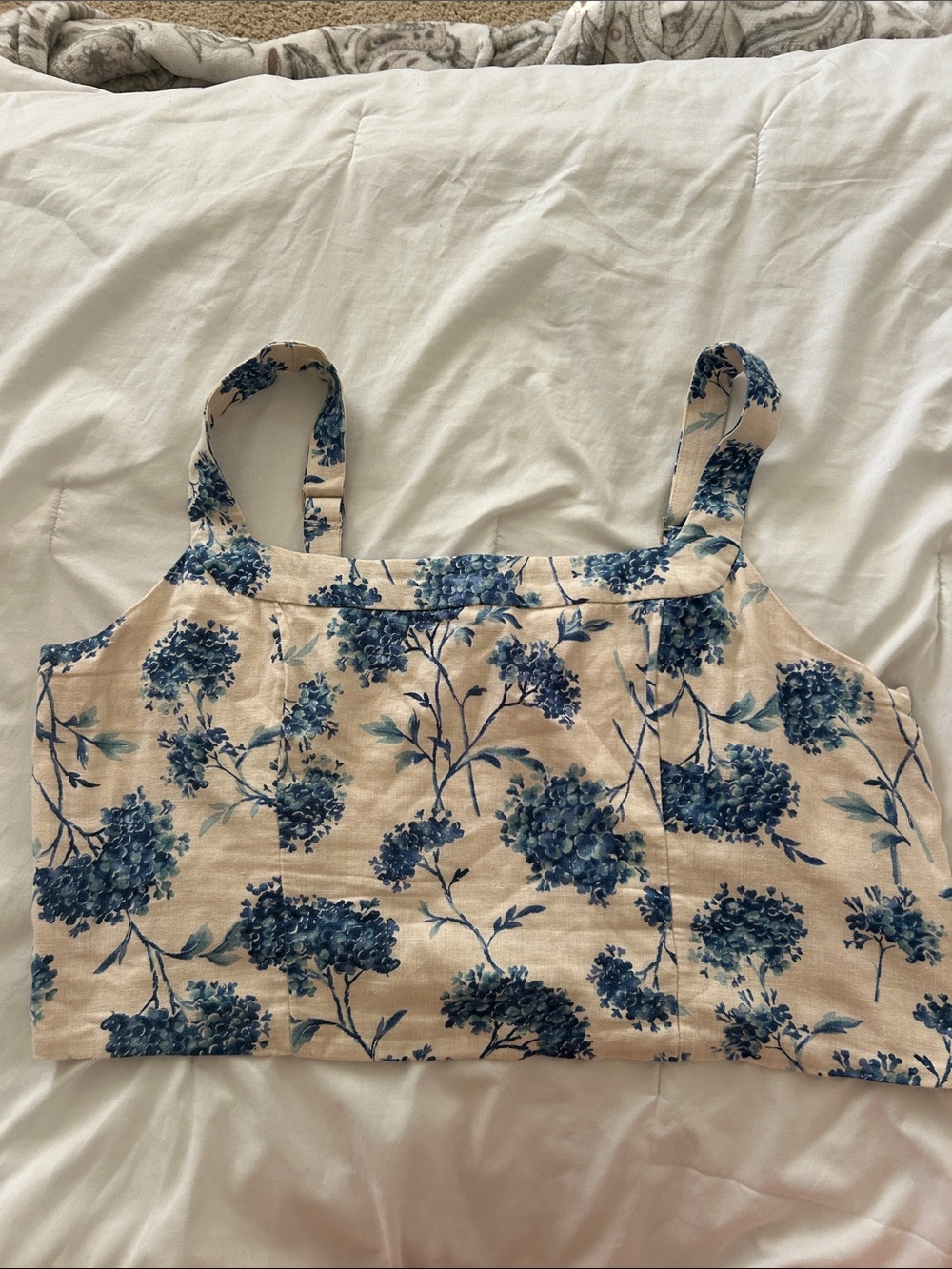 Abercrombie and Fitch Floral Blue Hydrangea Cropped Tank Top - Neutral/Blue